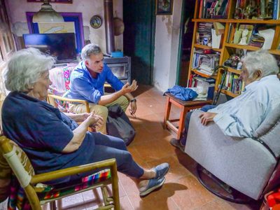 El presidente electo de Uruguay, Yamandú Orsi, se reúne con su padrino político José Mujica