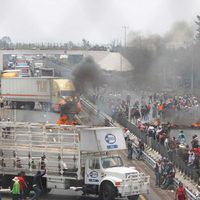 Más de 100 personas bloquean autopista Puebla-Orizaba por enfrentamiento en Palmarito (Video)