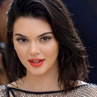 ¡No se los quiere quitar! Kendall Jenner crea una tendencia con sus zapatillas favoritas
