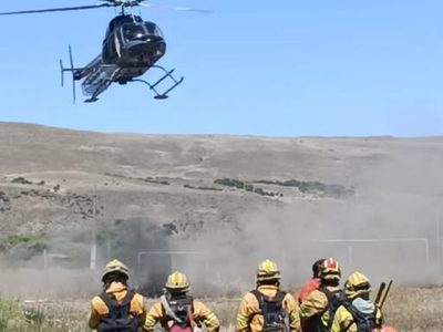 Con aviones, helicópteros y 80 brigadistas combaten el incendio en Valle Magdalena