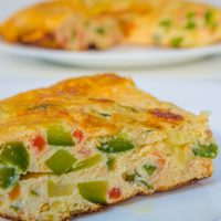 Tortilla de vegetales vegana, súper cremosa y liviana, sin harinas y en pocos minutos, una receta que resuelve tu almuerzo