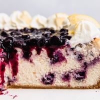 Cheesecake de yogurt, coco y arándanos: la opción fit y bien rica para tu próxima merienda