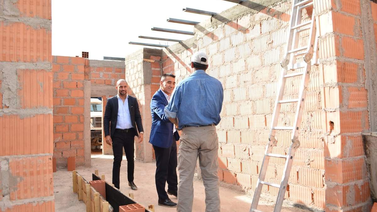 Ramón Rioseco junto con Walter Mardones en la obra de Cutral Co. Fuente: (Facebook).