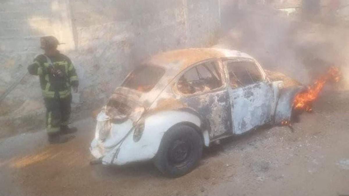 Un vocho fue rociado con gasolina e incendiado por un individuo armado que amenazó de muerte a los testigos en la colonia Cumbres de Figueroa en Acapulco