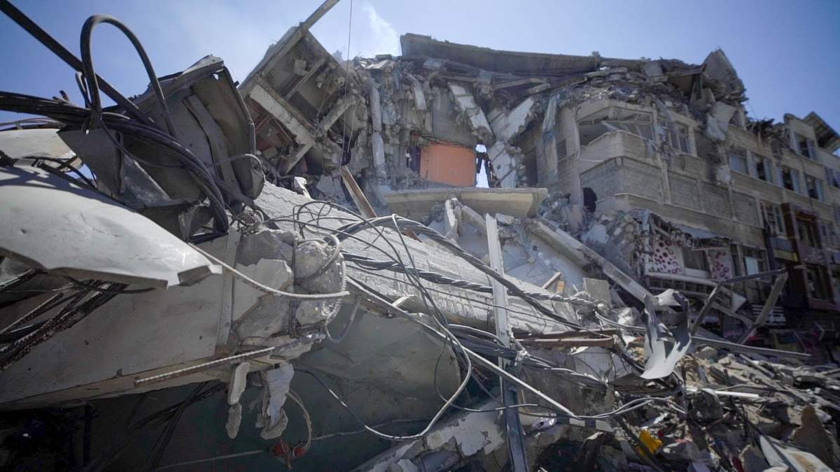 Edificios arrasados tras una serie de ataques aéreos israelíes en la Franja de Gaza