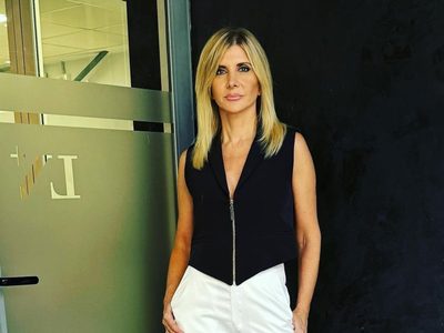 Con la elegancia intacta: Débora Plager no tiene límites y se anima a la sastrería crop