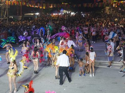 El Corso de Carnaval “más grande la Patagonia” se despide vestido de celeste y blanco