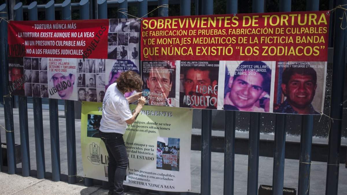 Protesta contra la tortura frente a la hoy extinta Procuraduría Federal de la República (hoy Fiscalía General de la República