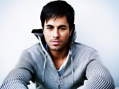 ¡Sin consuelo! Enrique Iglesias derrotado por la pérdida de su padrastro