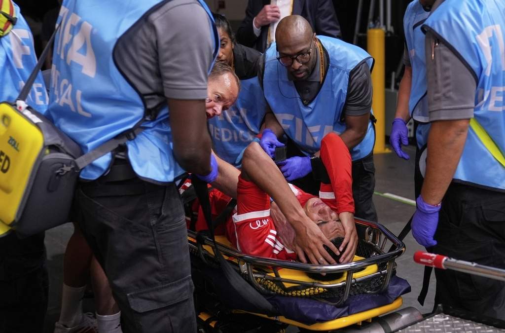 Jamal Musiala del Bayern es sacado de la cancha en camilla tras lesionarse en el partido contra el Paris Saint-Germain en los cuartos de final del Mundial de Clubes, el sábado 5 de julio de 2025, en Atlanta