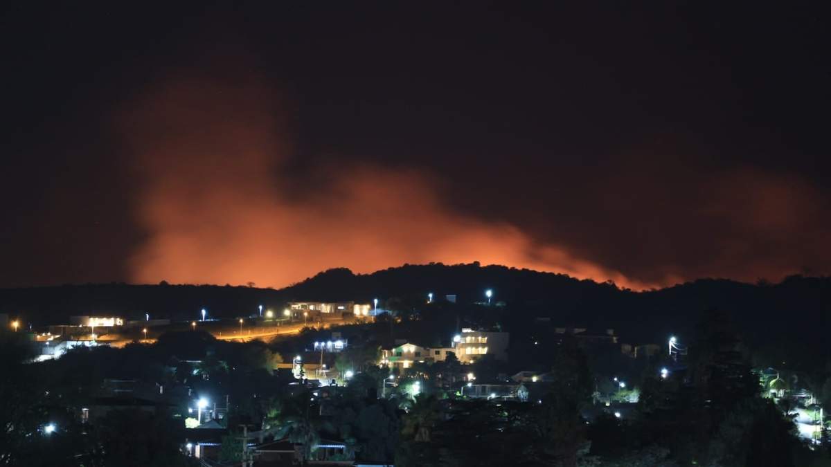 Bomberos trabajan para contener los incendios en Córdoba. Fuente: (Twitter)
