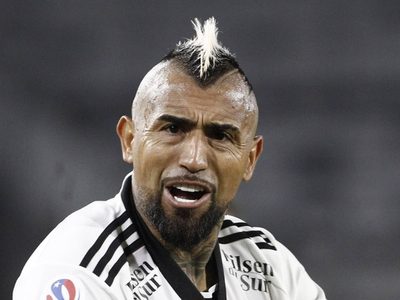 Noche de furia de Arturo Vidal: erró un penal, metió un gol en contra y se peleó con un compañero