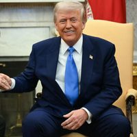 Donald Trump bromeó por el golpe que sufrió Emmanuel Macron de su esposa