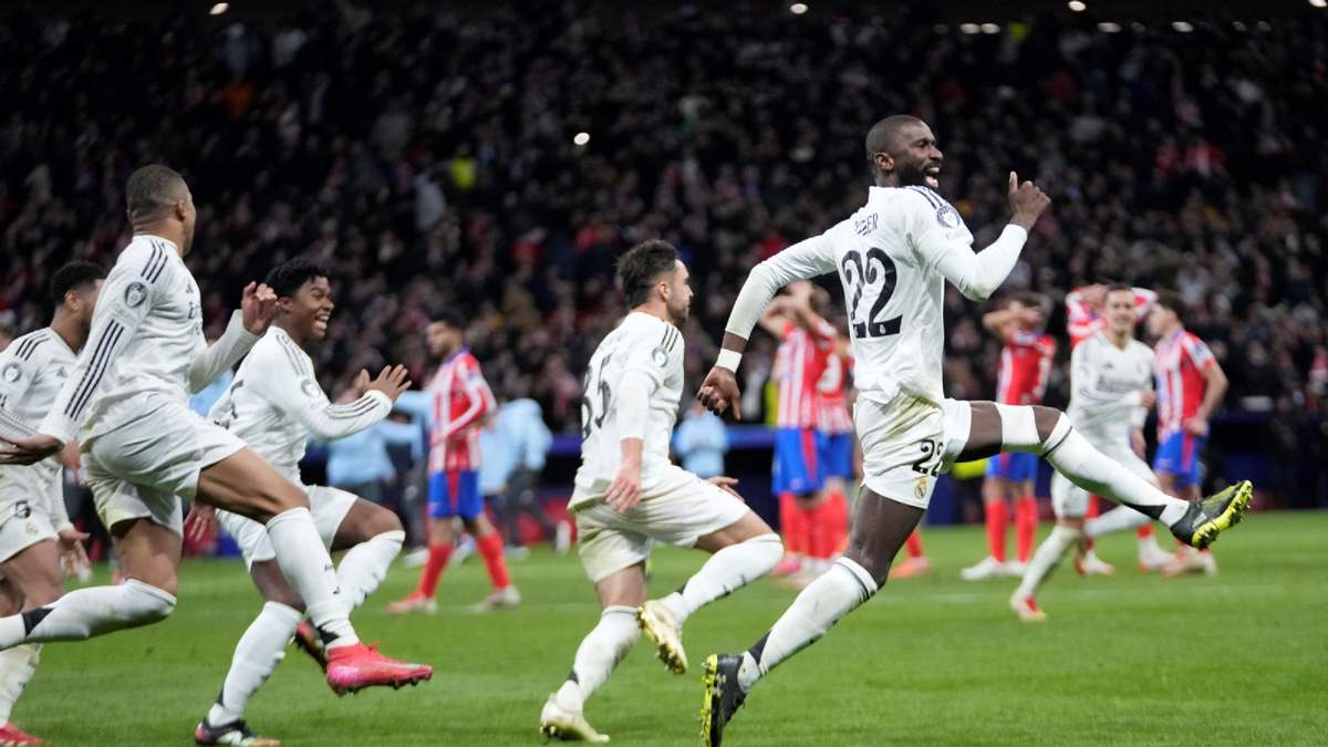 Los jugadores del Real Madrid celebran tras derrotar al Atlético de Madrid en tanda de penales