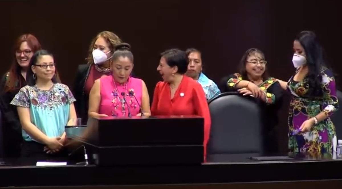 Marisol Gasé (izq.) en la tribuna de la Cámara de Diputados