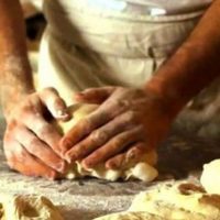 Lo dejaron sin trabajo después de 27 años y abrió su propia panadería en Chos Malal