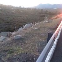 Hallan tres cadáveres en un canal de desagüe sobre la carretera Tecate-Tijuana, en BC