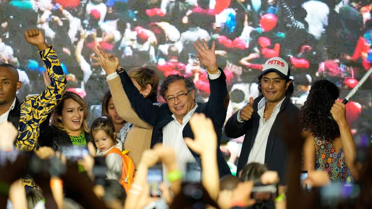 Gustavo Petro, presidente de Colombia, con su hijo Nicolás Petro