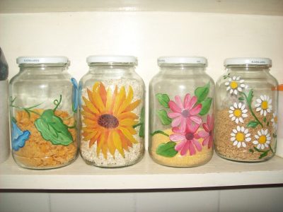 Si tenés un frasco de vidrio vacío, no lo tires: decoralo con papel de revista y dejalo como nuevo