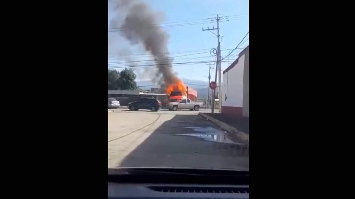 Uno de los vehículos incendiados durante el operativo