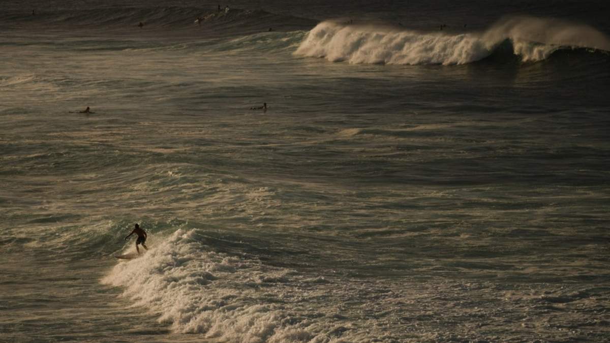 Surfistas en Ho'okipa Beach Park, cerca de Paia, Hawaii, el 22 de noviembre del 2024