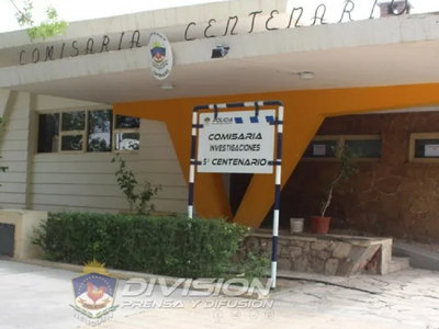 Un hombre arrojó su mochila a un patio para esconder armas