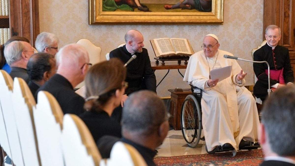El Papa Francisco en silla de ruedas por una lesión en su rodilla