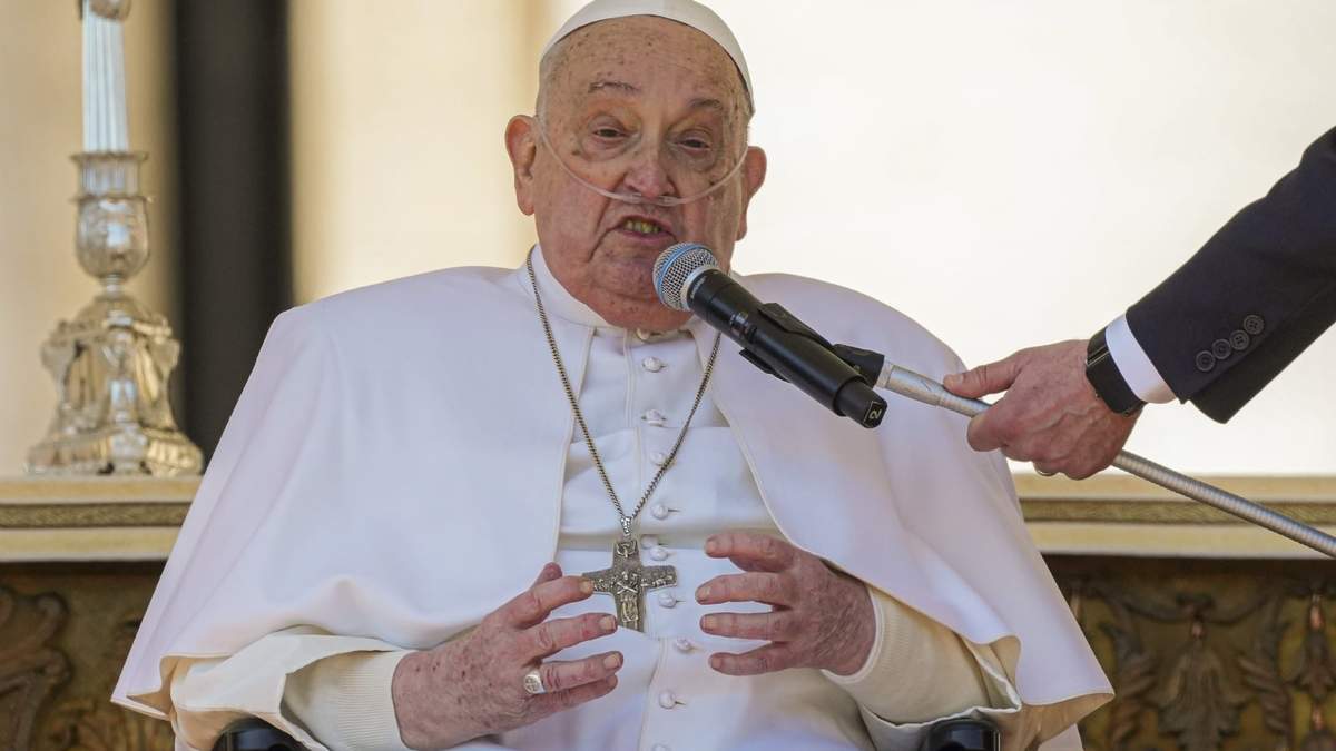 El papa Francisco habla a los fieles al final de una misa en la plaza de San Pedro del Vaticano, el domingo 6 de abril de 2025, dentro del jubileo para los enfermos y trabajadores de salud