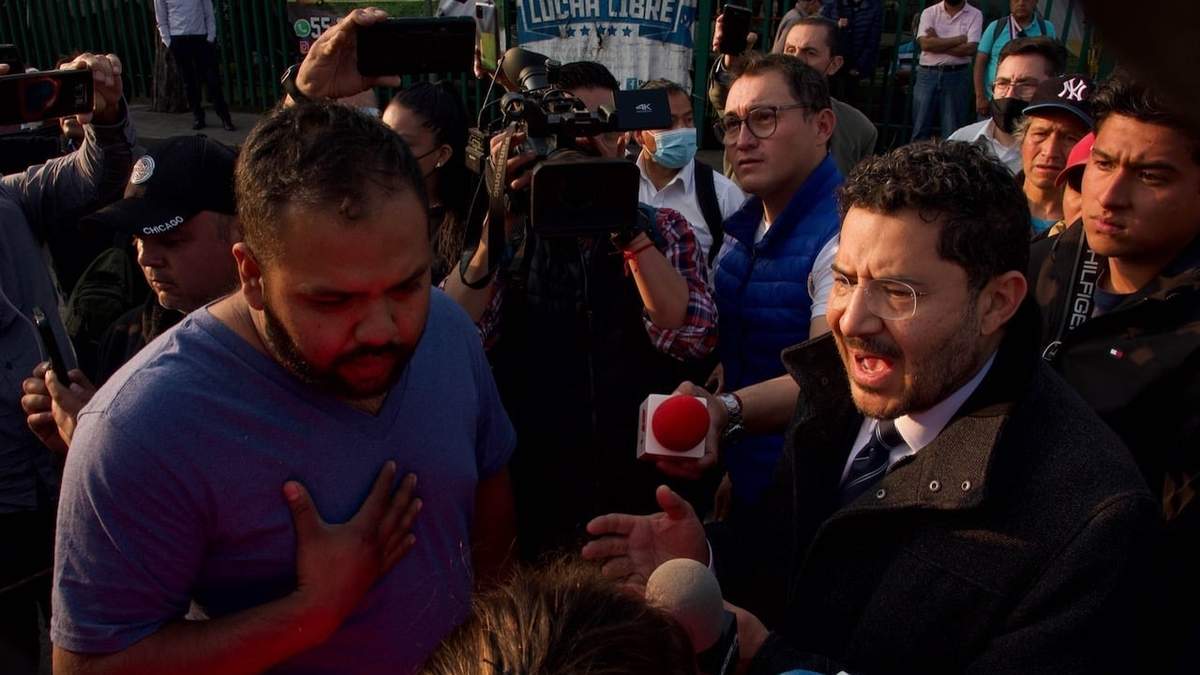 Martí Batres, durante diálogo en el bloqueo para exigir la localización de Carolina Islas