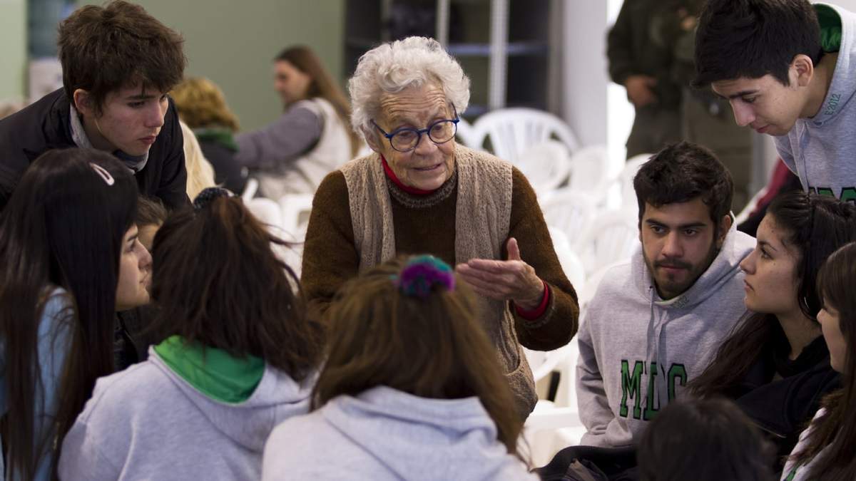 Noemí Labrune explicaba a jóvenes durante las audiencias del juicio La Escuelita II. Fuente: (Emiliano Ortiz)