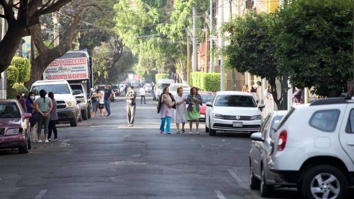 Vecinos de la colonia Del Valle salieron de sus hogares por la alerta sísmica