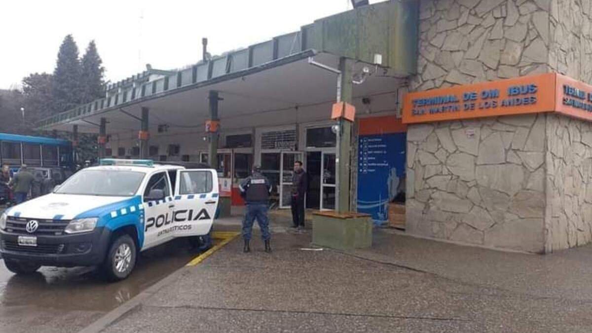Antinarcóticos en la Terminal de San Martín de los Andes. Fuente: (Facebook)