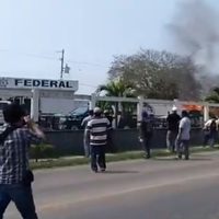 A balazos y tubazos se enfrentan pobladores y Fuerza Civil en el sur de Veracruz (Video)