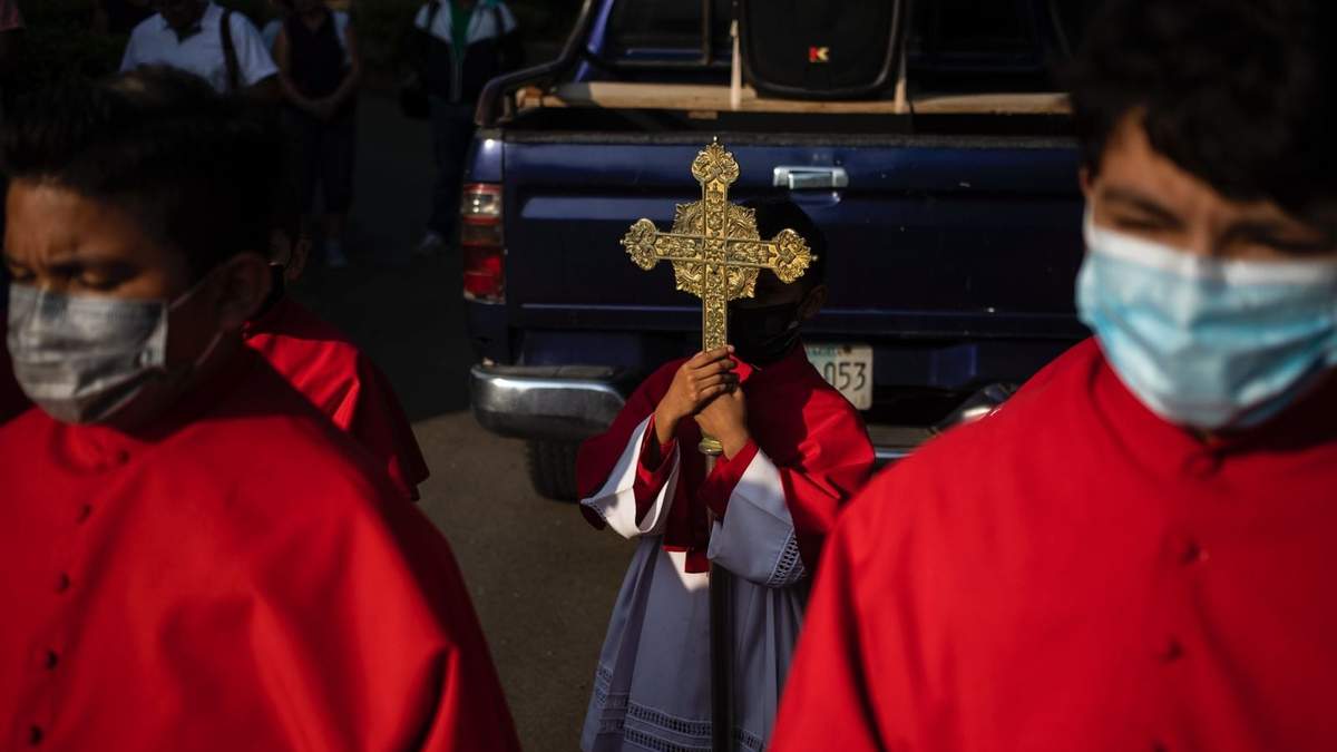 Procesión católica en la Catedral Metropolitana de Managua