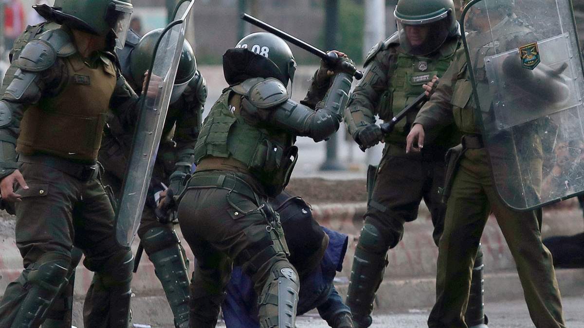 La sostenida violencia perpetrada por la policía derrumbó su reputación en Chile. Fuente: (Twitter)