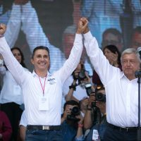 El exportero Adolfo Ríos, junto con expanistas y expriistas en el cierre de AMLO en Querétaro