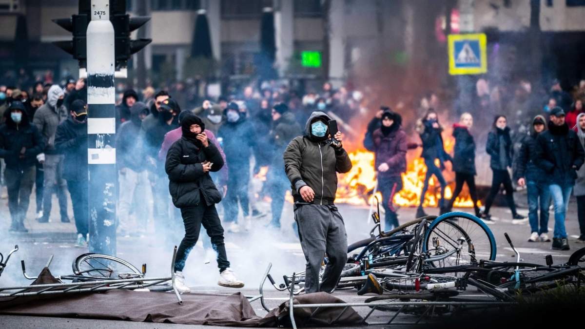 Las manifestaciones contra el toque de queda en Holanda iniciaron el sábado por la noche. Fuente: (Twitter)