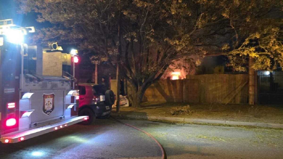 Las llamas destruyeron por completo la vivienda del barrio Sarmiento. No hubo personas heridas. Fuente (Centenario Digital)