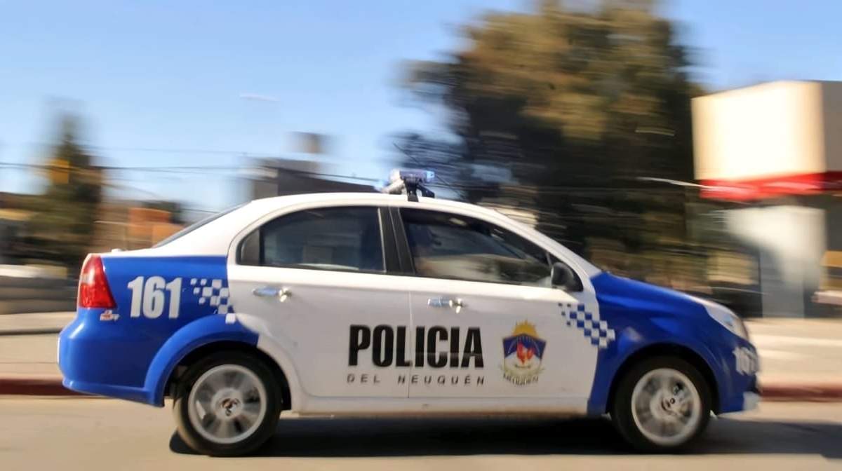 Móvil policial circula por Centenario. Fuente: (Twitter)