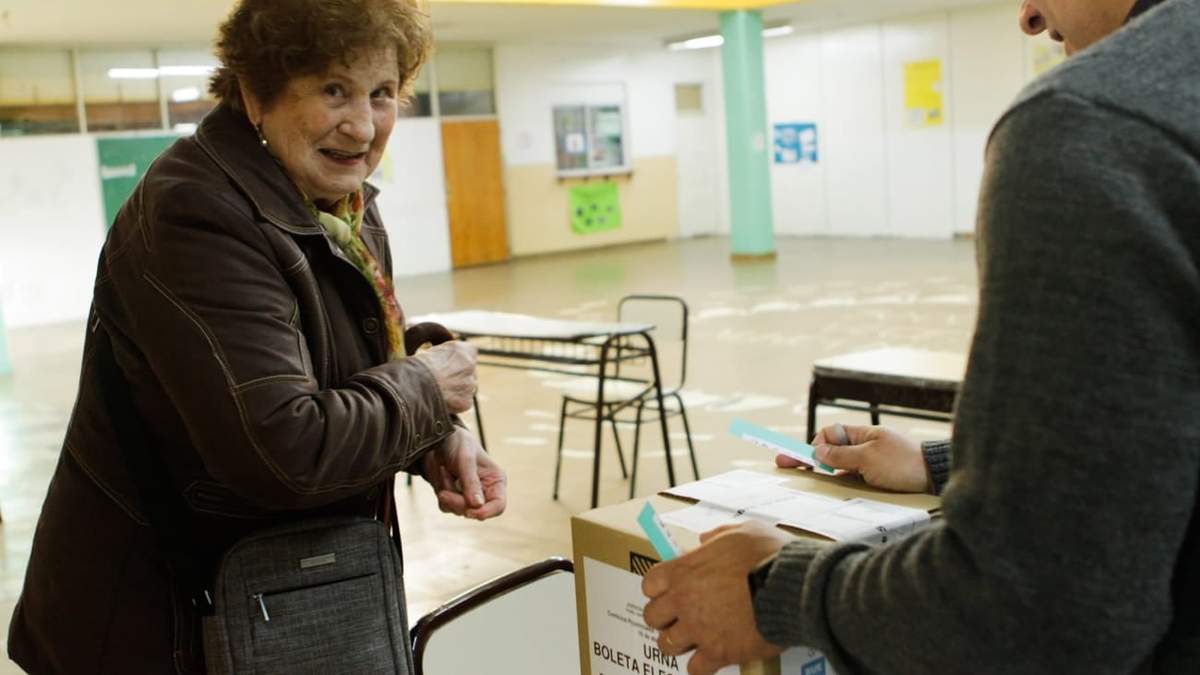 Aurora pudo emitir su voto en el CPEM 12. Fuente: (Emiliano Ortíz)