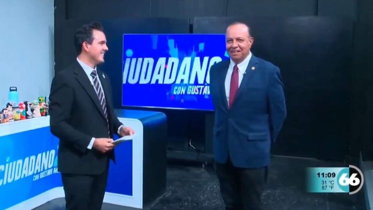 Gustavo Macalpin y Luis Arnoldo Cabada, en el momento del cese