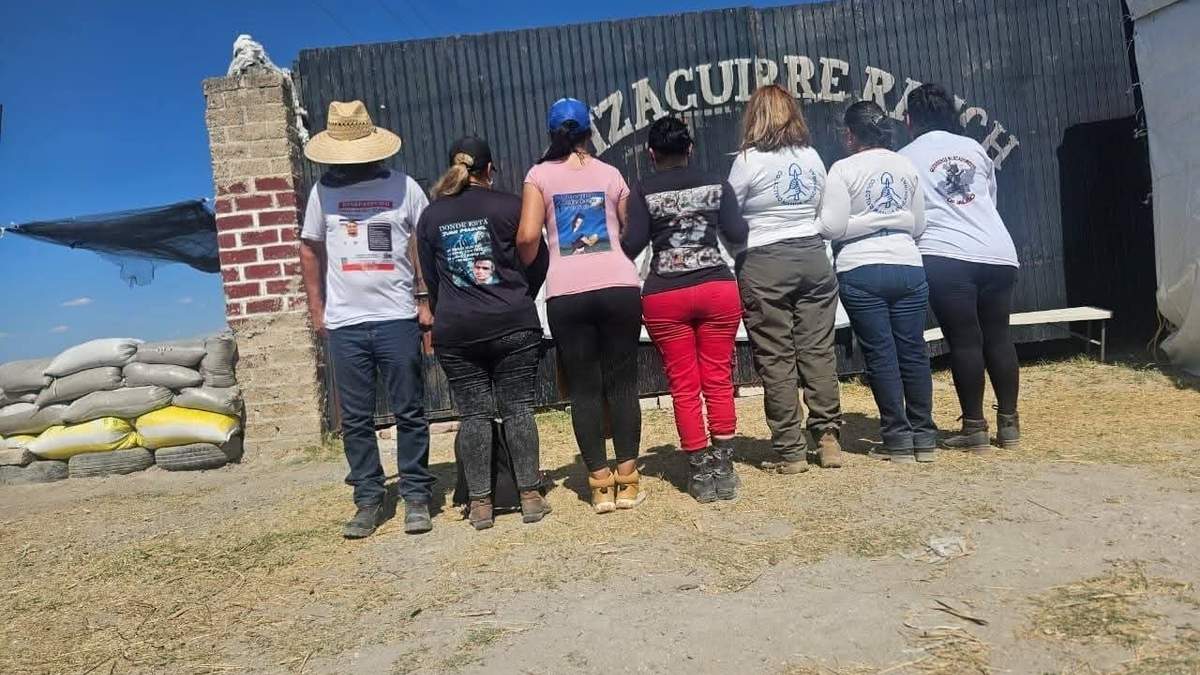 Personas buscadoras frente al Rancho Izaguirre, Jalisco, donde se presume que operó un sitio de inhumación, reclutamiento forzado y adiestramiento al menos desde 2012