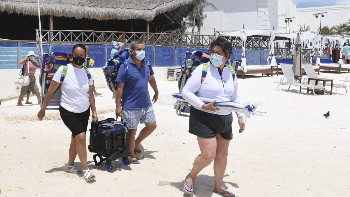 Turistas con cubrebocas arriban a Cancún