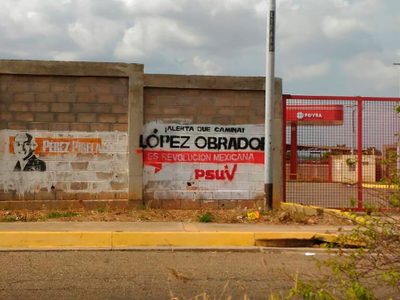 Pintas en Venezuela vinculan a AMLO con el chavismo y generan tendencia en redes; priistas "sacan raja"