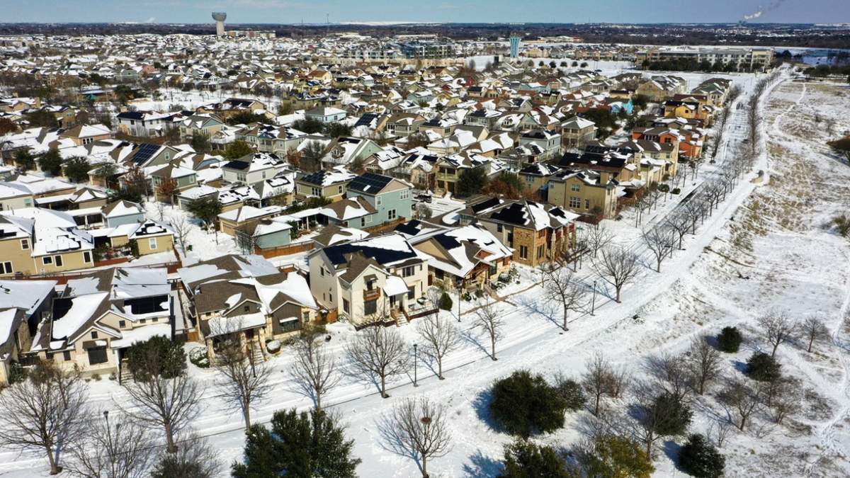 La nieve cubre un vecindario en Austin, Texas