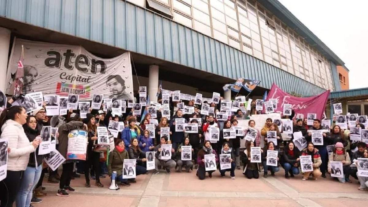 Docentes de Neuquén reclamaron en contra del adicional por presentismo que aprobó la legislatura. Fuente: (Prensa Diputado Blanco)
