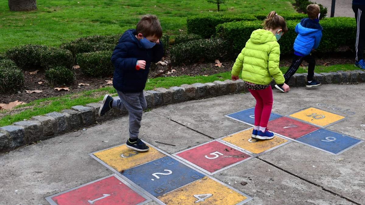 Los niños podrán volver a las plazas y parques en la próxima etapa de la cuarentena. (Fuente: Twitter)
