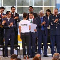De manos de Peña, académica de la UNAM recibe premio con la protesta: 'Nos faltan 43”