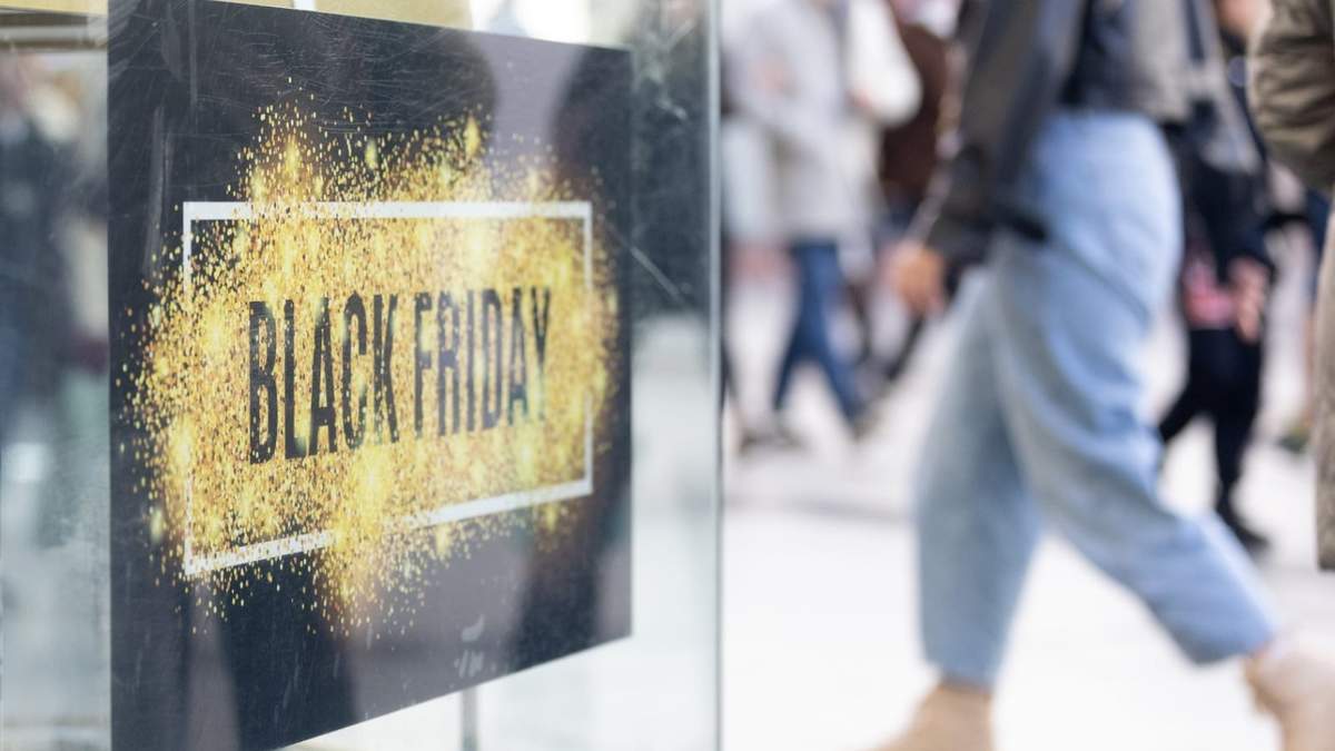 Un escaparate avisa de los descuentos durante Black Friday