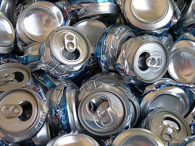 Si tenés muchas latas de cerveza vacías, guardalas y creá esto súper útil para decorar tu jardín en primavera